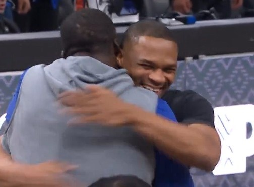 开云官方网站-场下都是哥们儿！威少与德罗赞“围殴”追梦 随后三人大笑拥抱